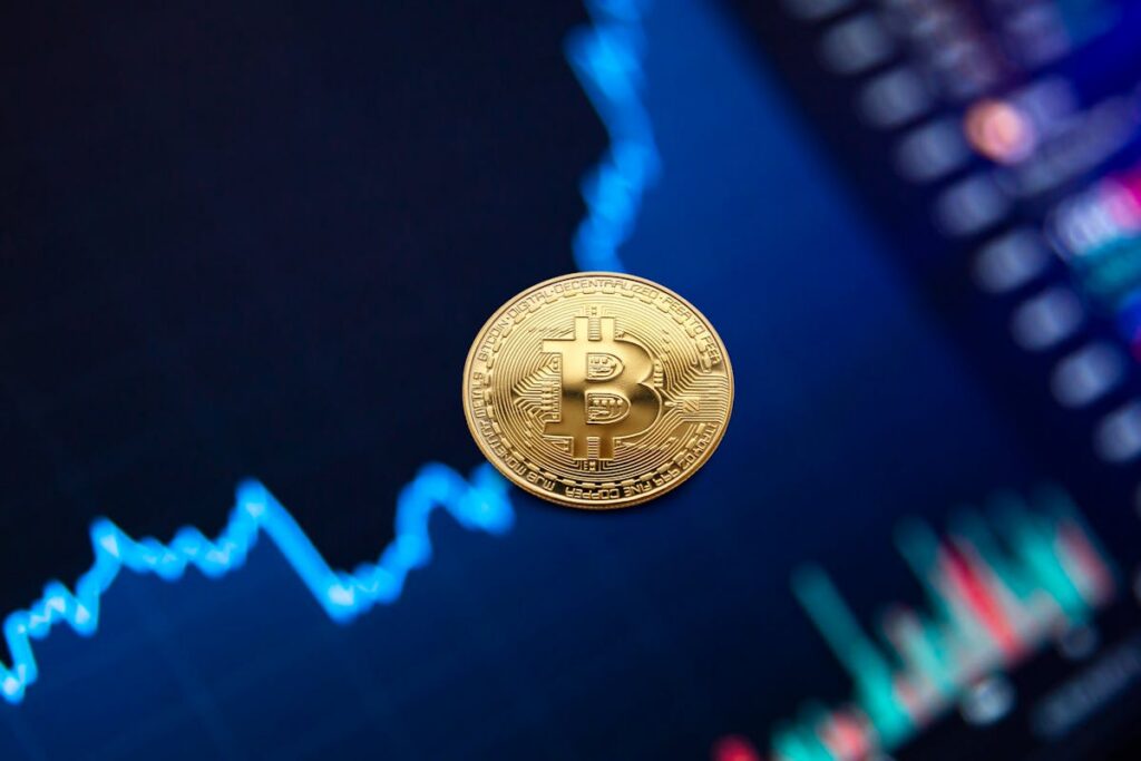 Bitcoin dorato su sfondo grafico in crescita