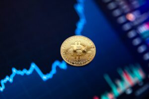 Bitcoin dorato su sfondo grafico in crescita