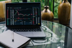 Grafico criptovalute su laptop - DeFi trading